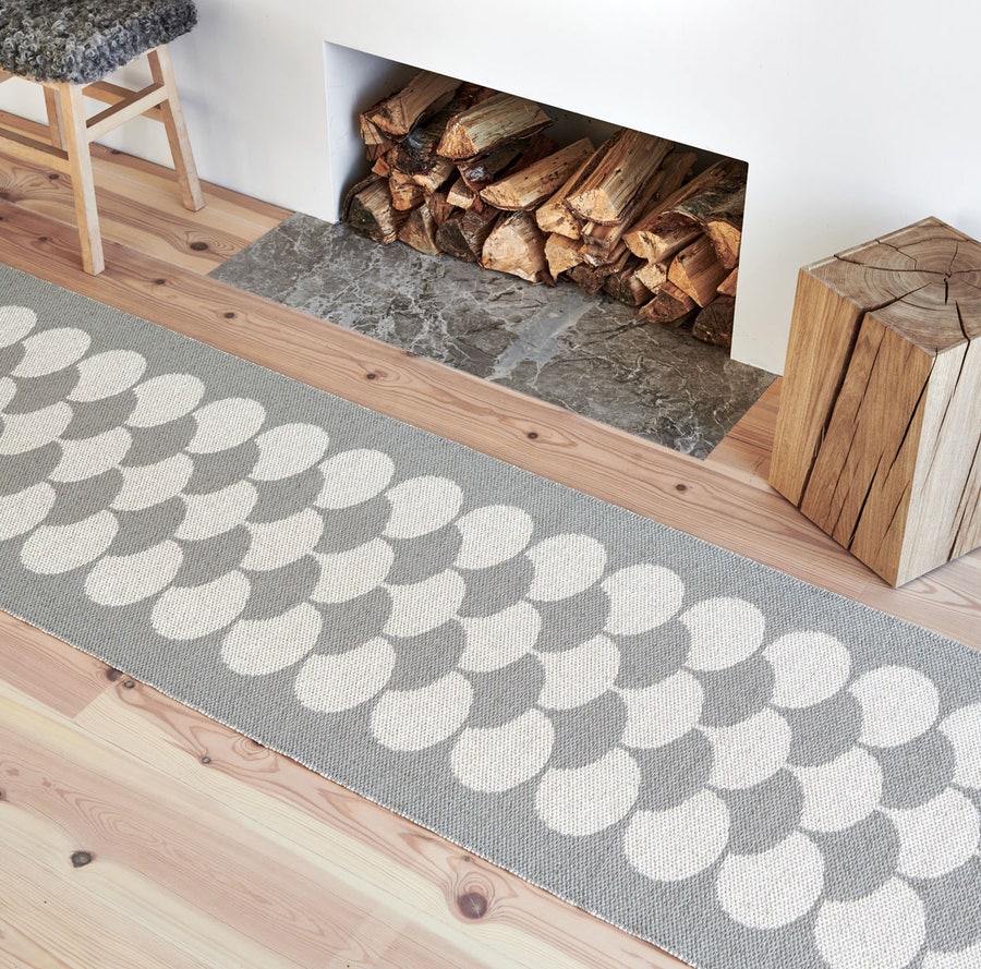 Poppy-Matta-Linen-Vanilla-Miljo-small-brand-image.jpg Handla plastmattor från Pappelina hos Tibergs Möbler