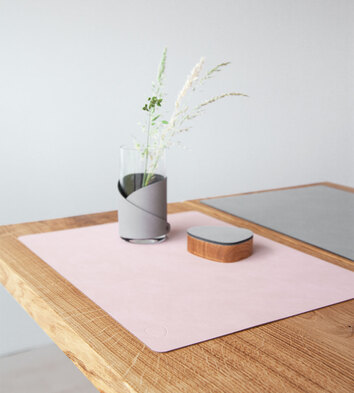 Miljöbild på bordstabletten Square, i färgerna Rose och Light Grey.
