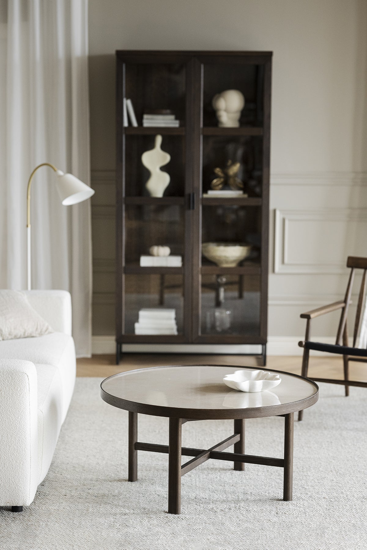 Marsden Soffbord Keramik / Brunlackad Ek i ljust vardagsrum