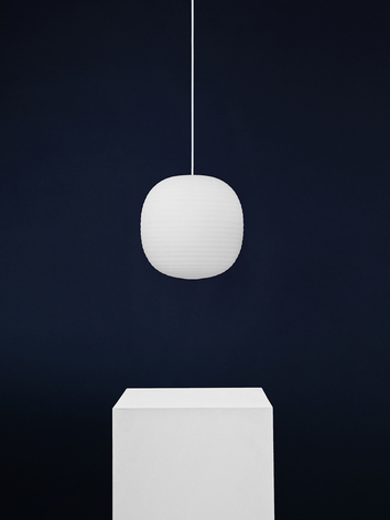 Lantern Pendel Medium hängande mot mörk bakgrund