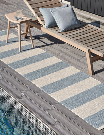 Bob Gångmatta i färgen Blue Fog / Vanilla vid poolkant utomhus