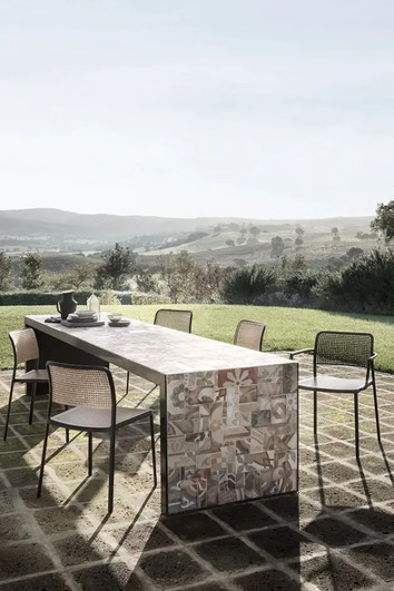 Audrey Karmstol Svart Sand i utomhusmiljö