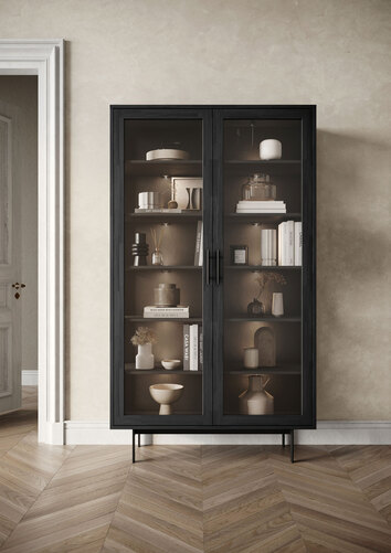 Stilrena Gala vitrinskåp i svartbetsad ask från Casö. Handla Vitrinskåp hos Tibergs Möbler. 