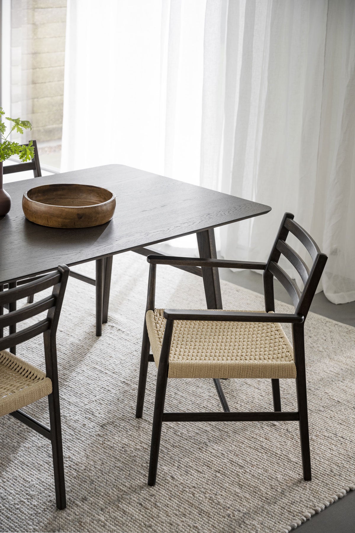 120076-123015_b_mb_Nagano_dining_table_HARLAN_chair_and_armchair_in_solid_lacquered_oak_06