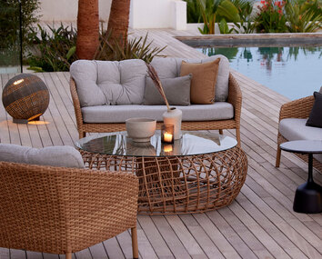 Nest Soffbord / Fotpall i mitten av soffgrupp vid poolkant