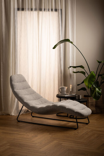 Chaplin Monza Beige i vardagsrum med lampa och fönster bakom