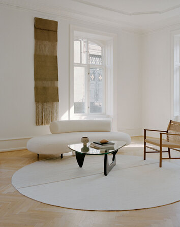 Magnetize Matta i färgen Beige under soffgrupp i vardagsrum