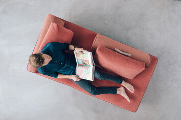 Alexa Dagbädd med man som ligger och läser