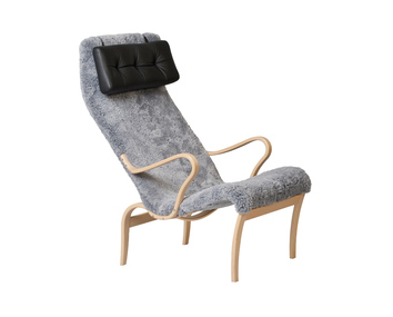 Miranda Fåtölj klädd i fårskinn från Bruno Mathsson.