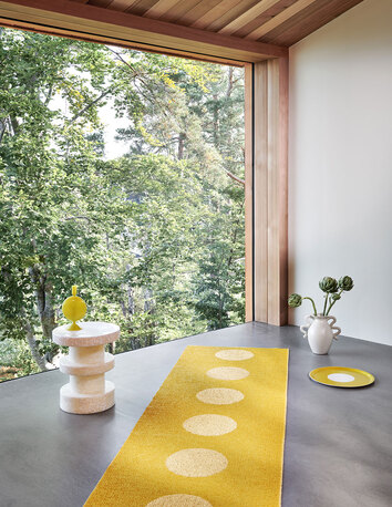 Vera Pop Gångmatta i färgen Mustard/Pale Yellow i rum med utsikt mot skog