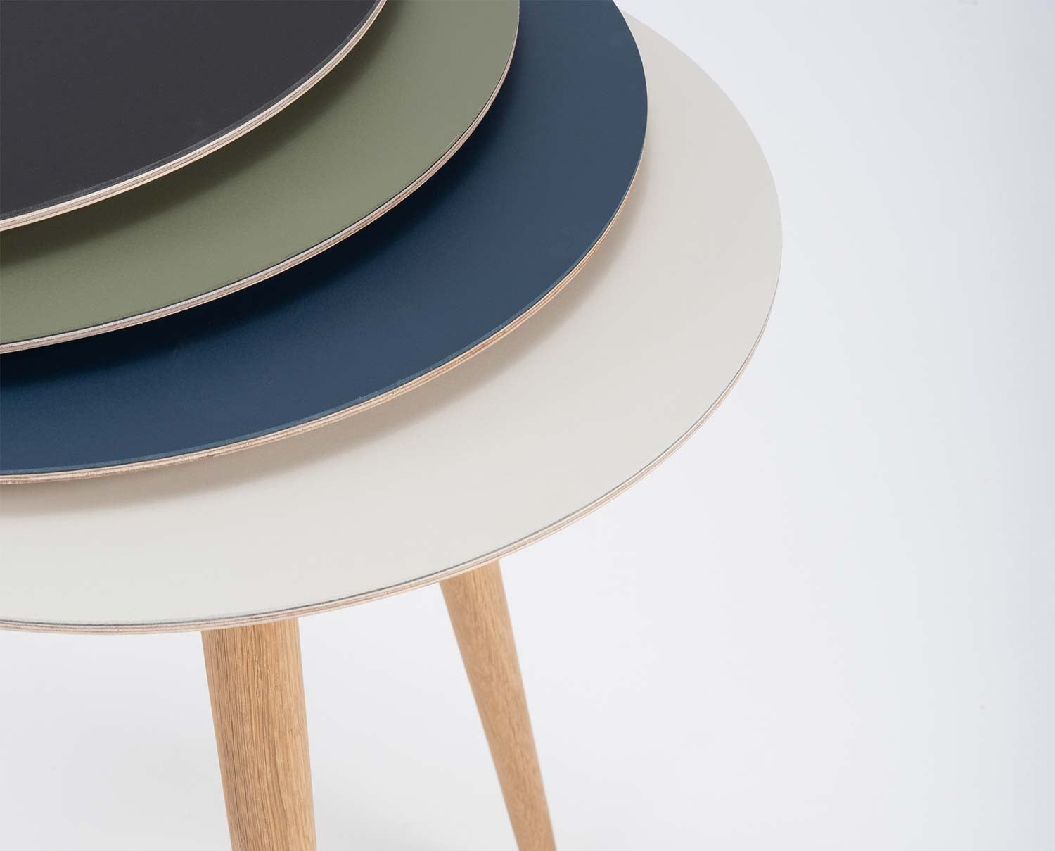 Arp Sidobord i olika färger på bordsskivan