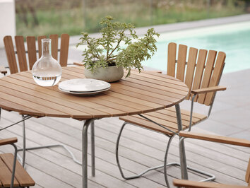 56:an Karmstol runt 56:an Matbord på trädäck vid poolkant