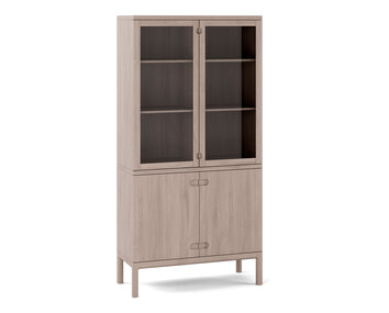 Prio Vitrinskåp i massiv ek i vitolja