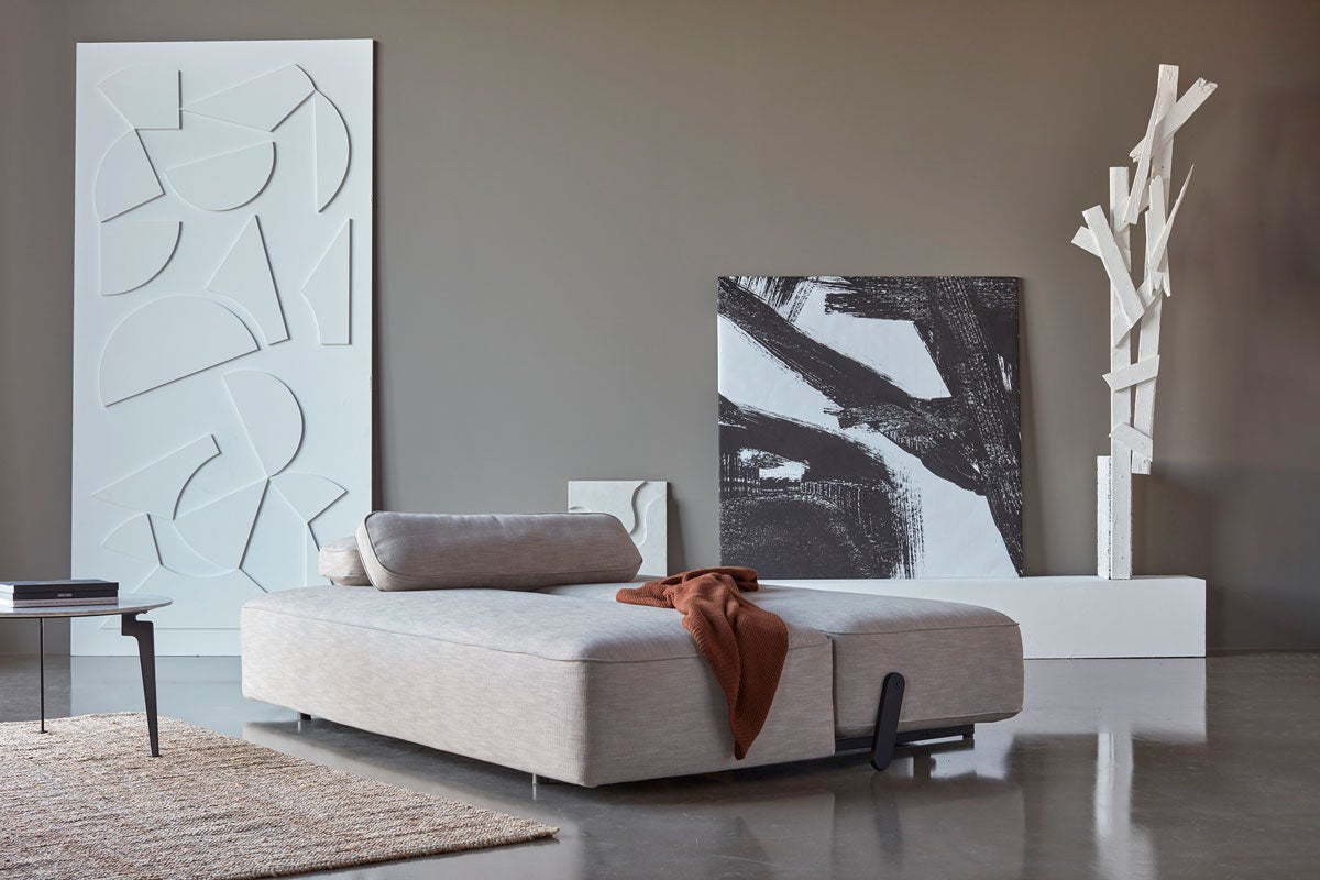 Miljöbild på Yonata (Utfälld). Tyg 586 Phobos Latte.