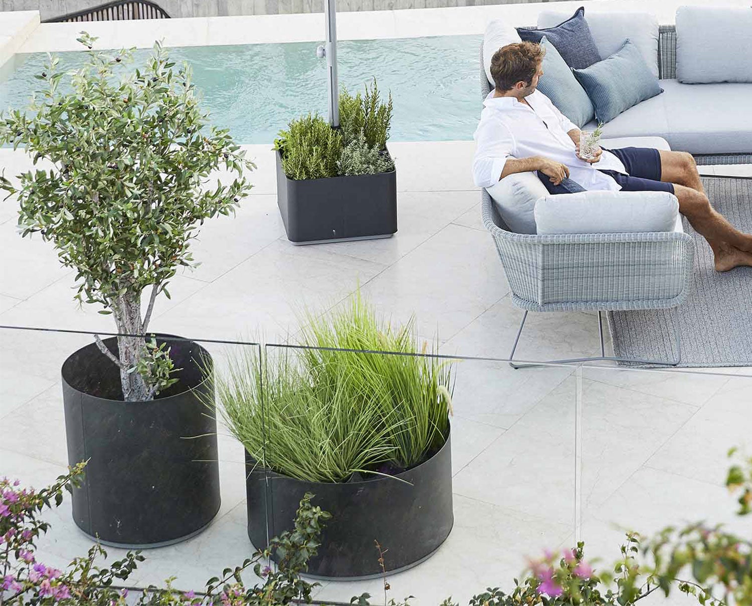 Grow Planter Lava Grey / Light Grey med plantage i olika storlekar vid poolkant