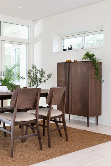 Joel Skåp | Rökoljad Ek i matsalen