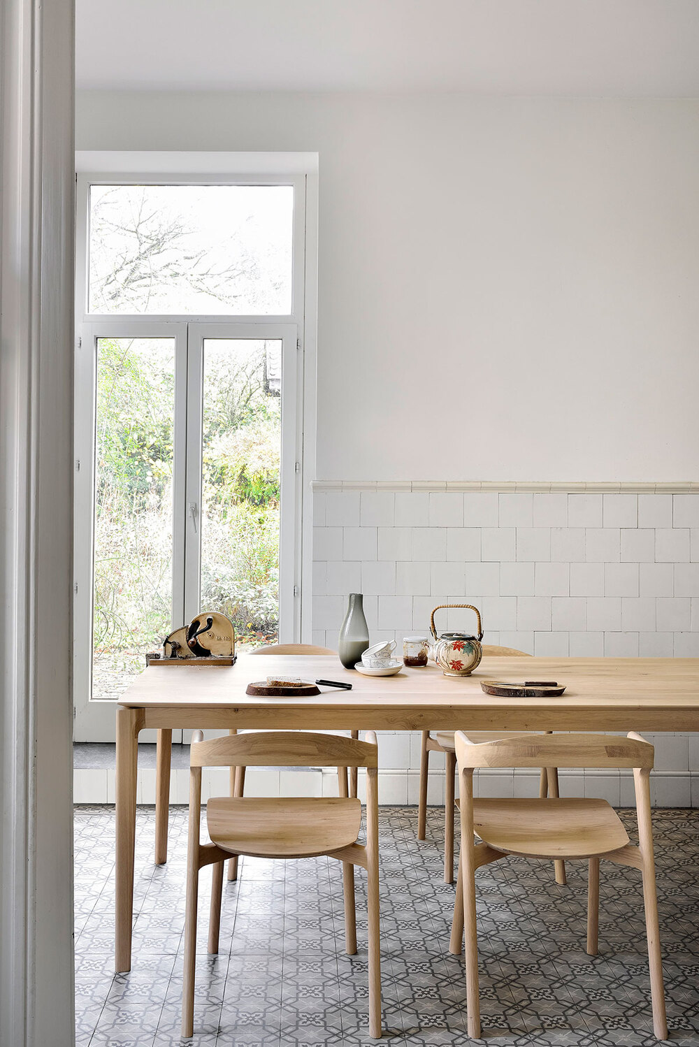 Ethnicraft-Bok-Dining-Table-Varnished-Oak-160x80-Lifestyle.jpg Bok Matbord 160x80 i lackad ek i ett kök med fyra matstolar