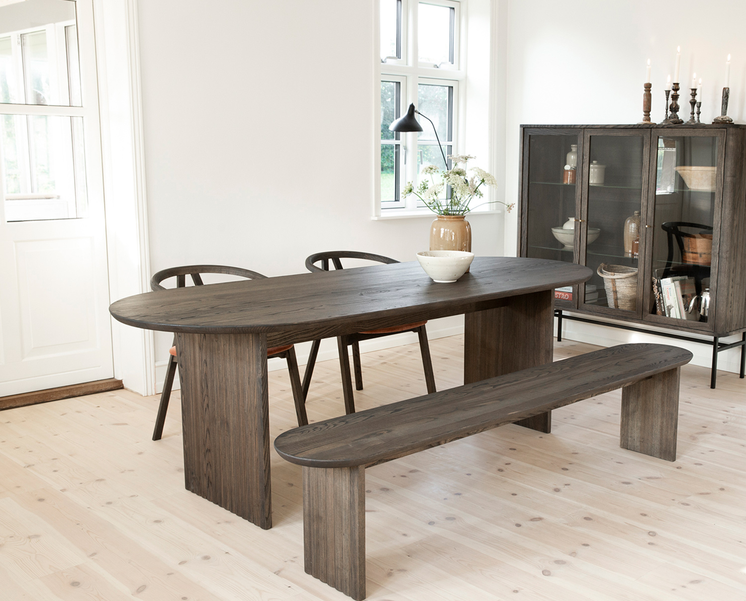 Velvet Matbord | Platta räfflade träben