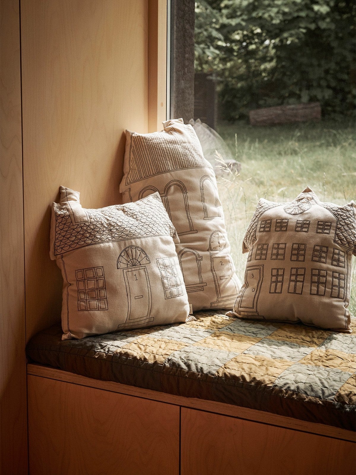 Ferm-Living-Abode-Kudde-Windows-miljo-1