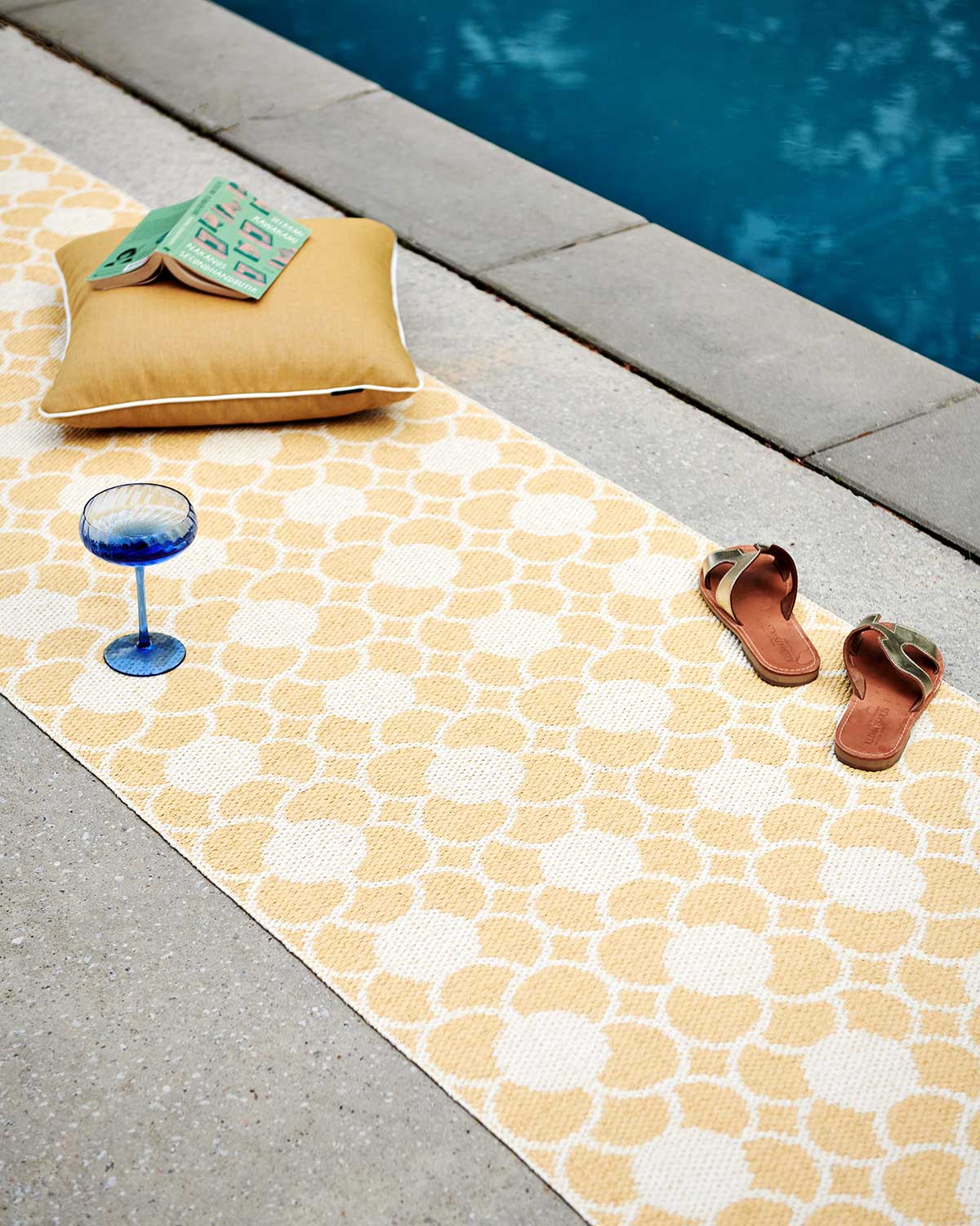 Pappelina-Anya-Runner-Pale-Yellow-Lifestyle-1