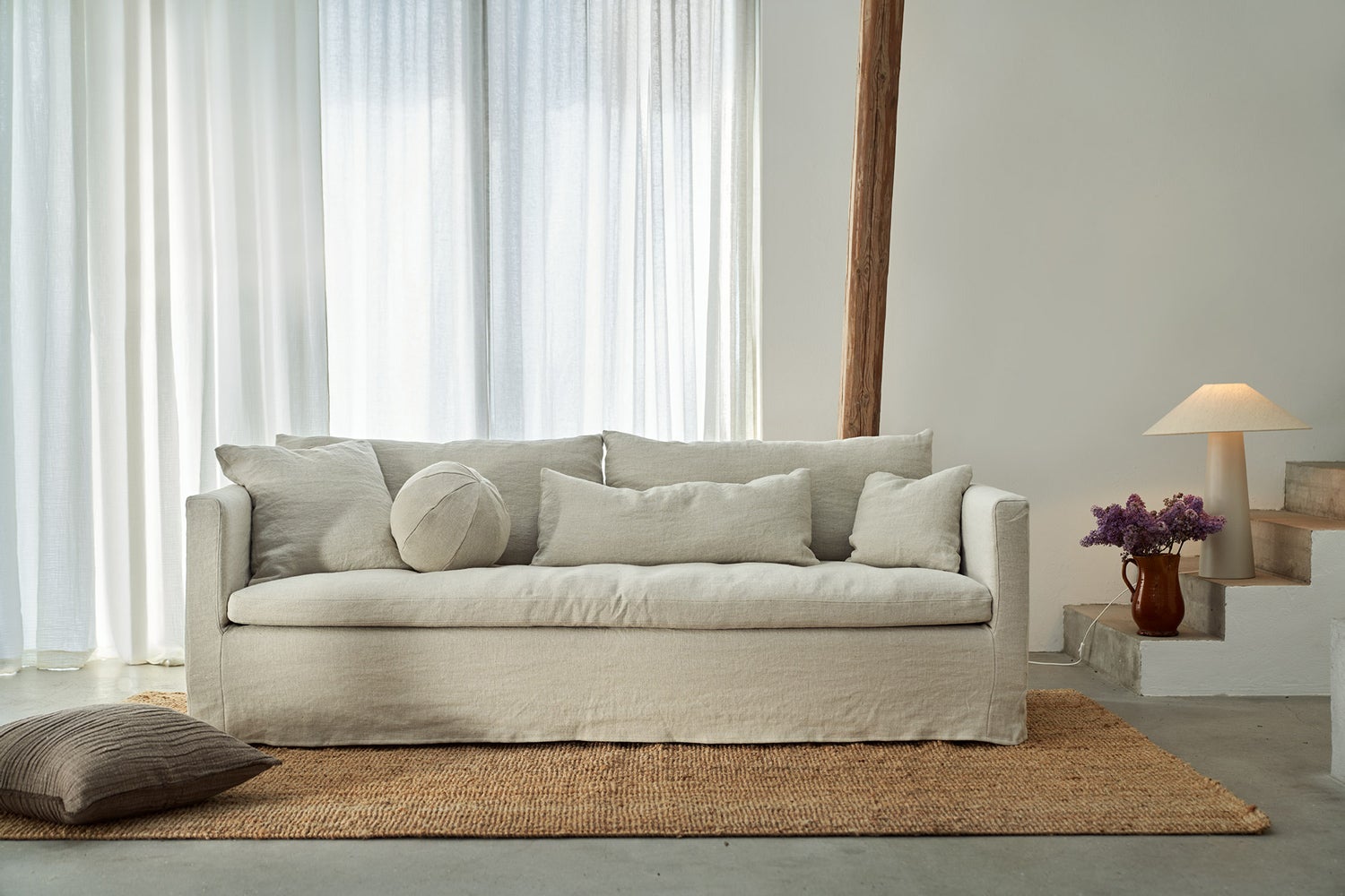 Sits Lill Sofa 3-Sits Tyg Linen L007 1 natural på en jutematta framför ett fönster
