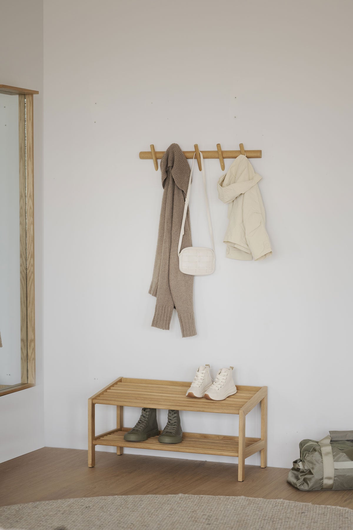 Hillmond Skohylla och Kroklist i ek i hallmiljö