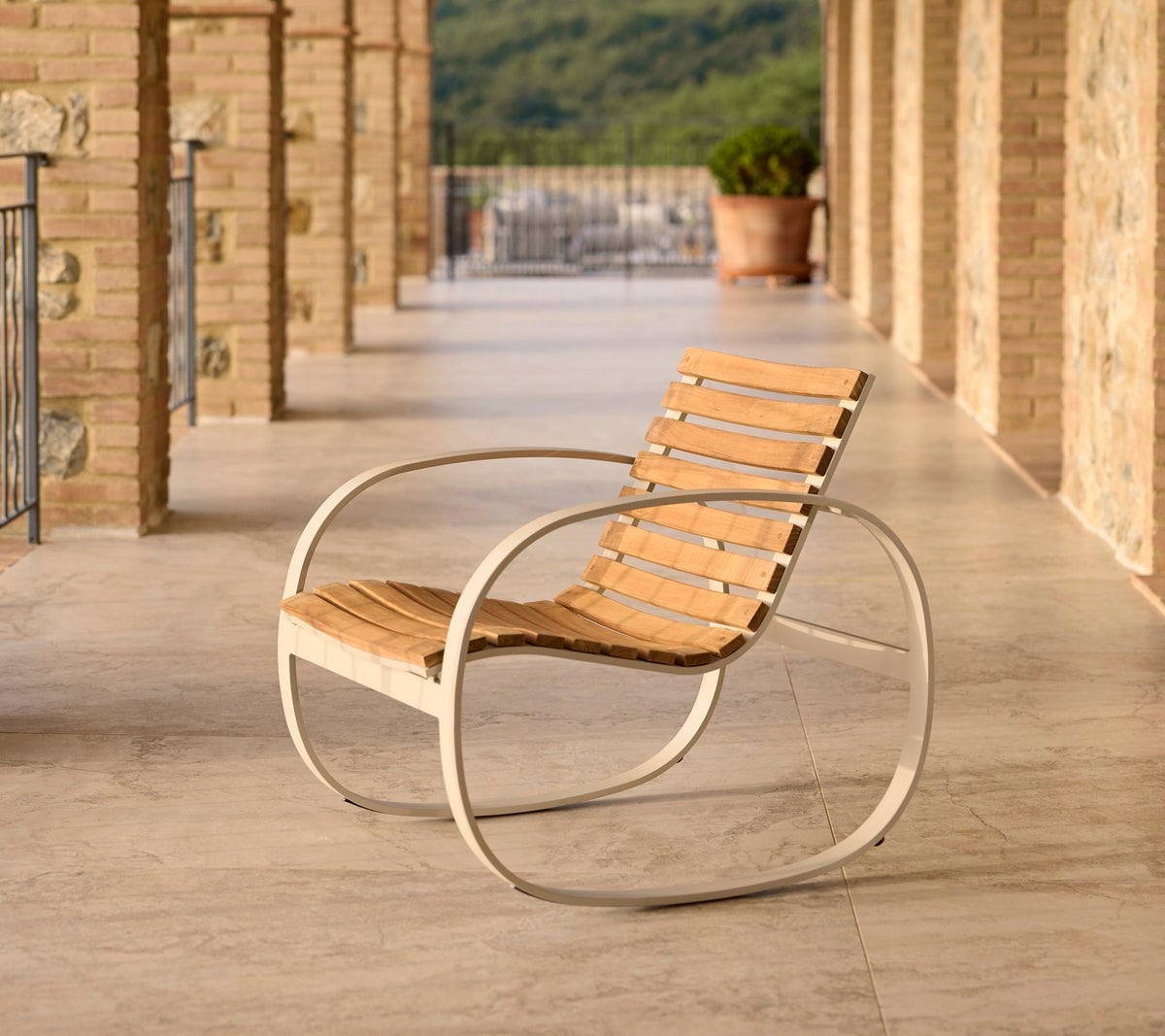 Parc_rocking_chair_with_aluminium_sand_6558_6a4d23d3-5262-4e-env-8073a