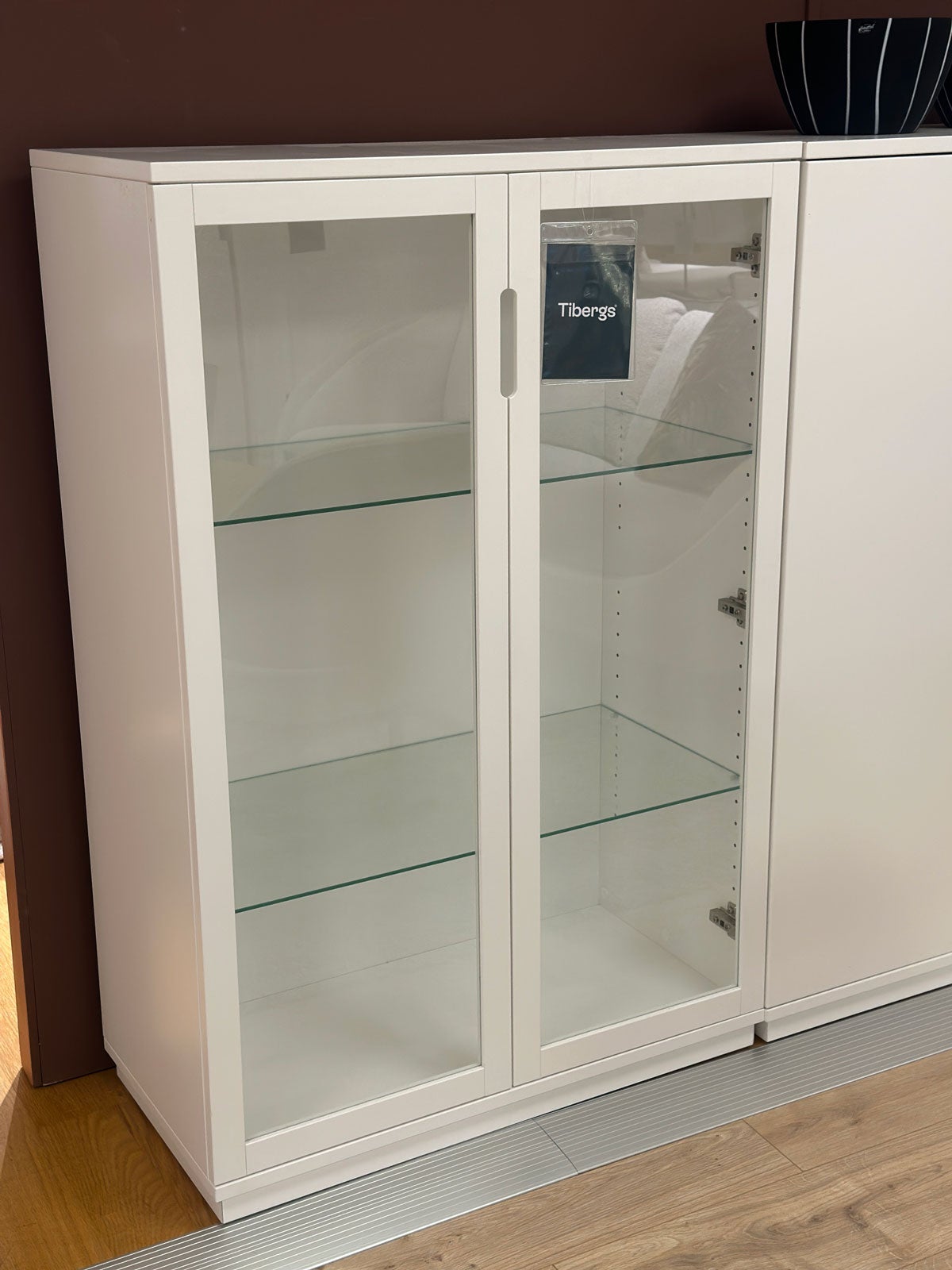 Aoko-skap-glasdorrar-mavis-utstallningsex-1