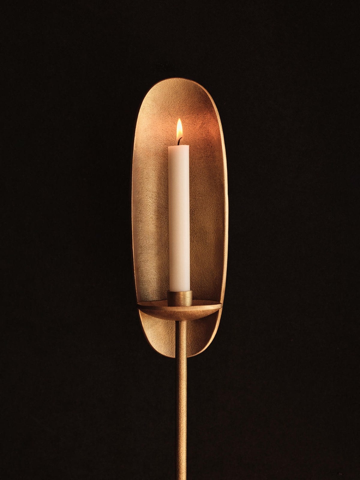 Ferm-Living-Agape-Golvljusstake-Brass-Finish-miljo-1
