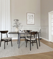 Filippa klapbord 120 i brun eg med Rodham stol, matplats i en sekelskiftes lägenhet.