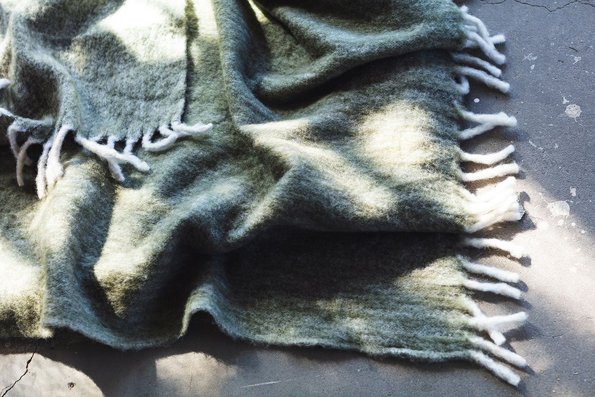 Mogihome-Morgan-Throw-Blanket-Dark-Green-Lifestyle