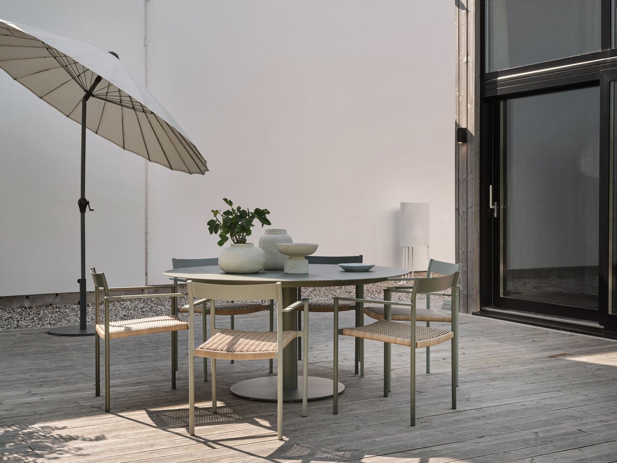 Peace Matbord i färgen Nordic Green med matstolar utomhus