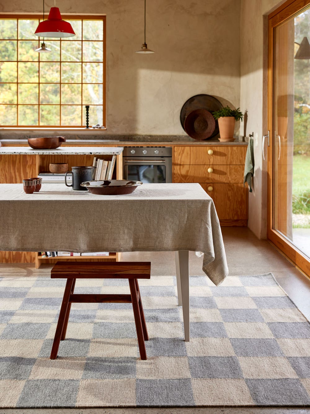 Squares-Matta-Gra-Natur-Miljo_1.jpg Squares Matta Grå / Natur i köksmiljö under matbord med pall