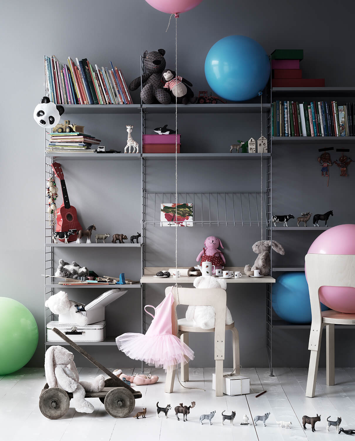 Stringhylla för barnrum med skrivbord för kreativ yta.