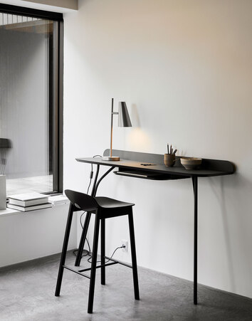 Cono Bordslampa Metall på svart skrivbord