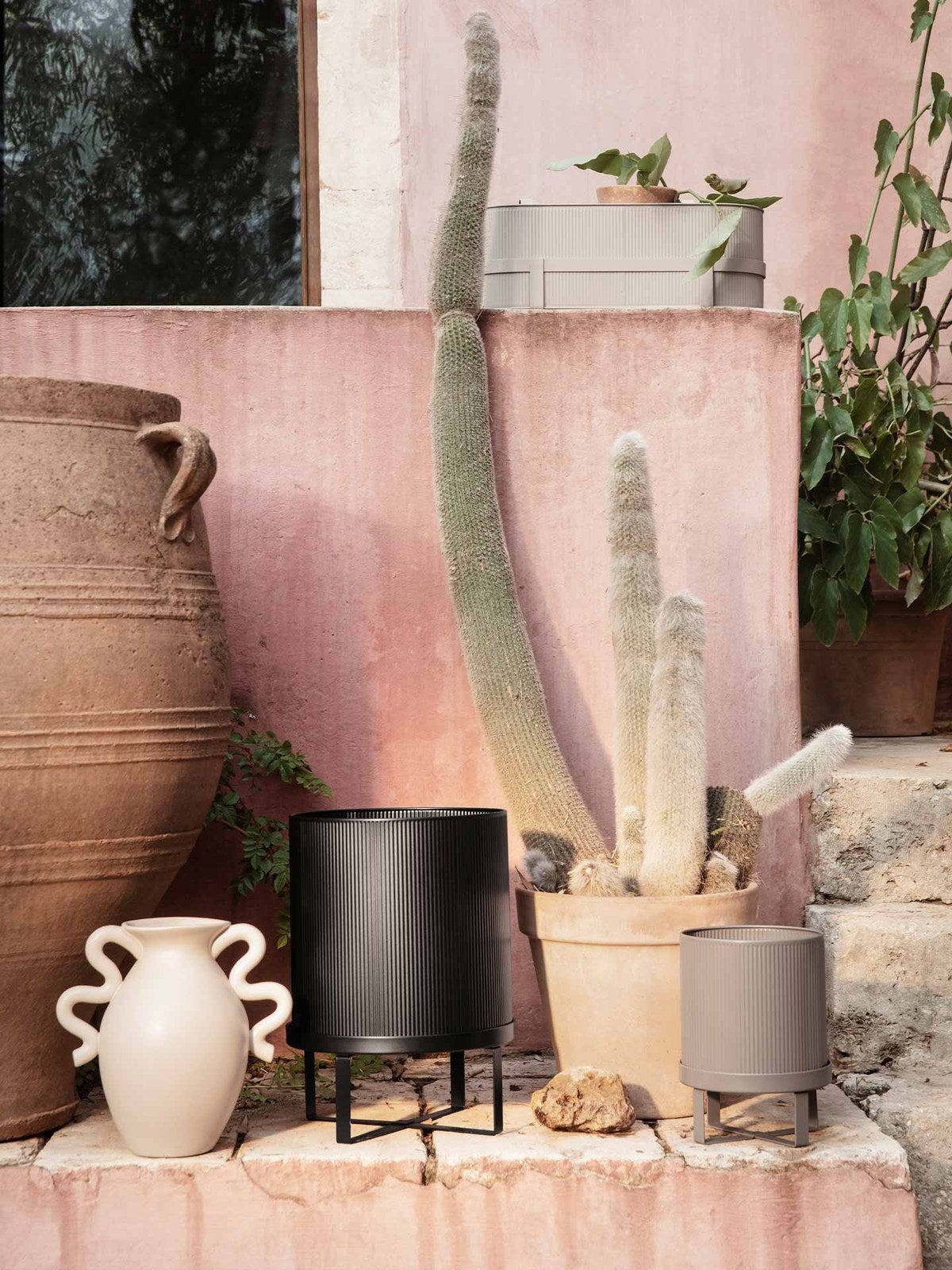 Ferm-Living-Bau-Kruka-Large-Black-miljo-1
