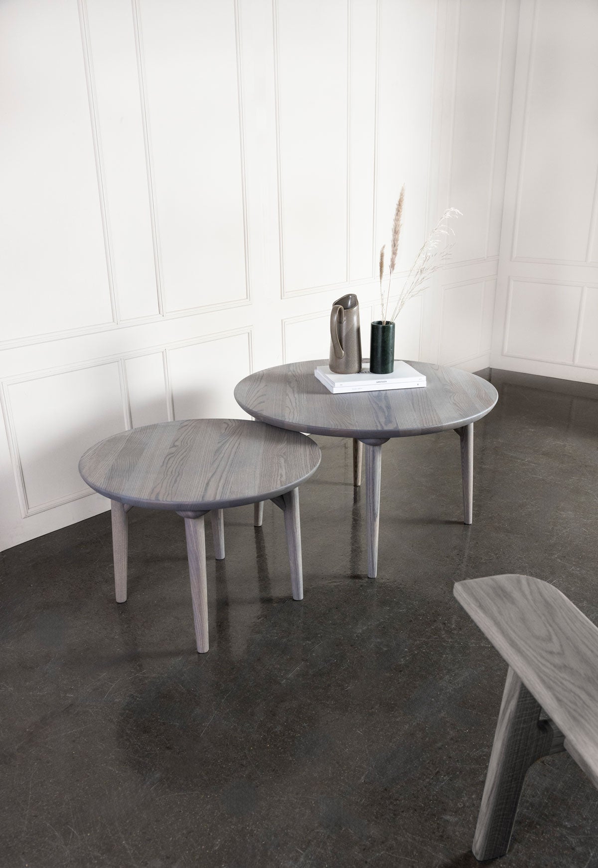 Wave Soffbord i runt utförande i olika storlekar med dekorativa detaljer