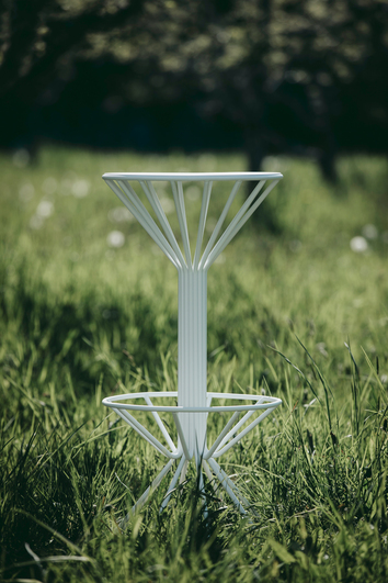 Roots Barpall Vit i högt grönt gräs