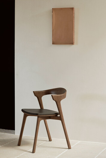 Ethnicraft-Bok-Dining-Chair-Varnished-Teak-Black-Leather-Lifestyle