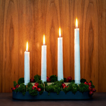 Fira Adventsljusstake med alla fyra ljusten tända på fjärde advent.