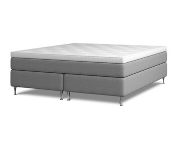 Kontinentalsängen Harmoni.  Bilden visar Harmoni med en bredd av 160 centimeter. Sängen är klädd i grått tyg. Benen är av förkromat stål. 