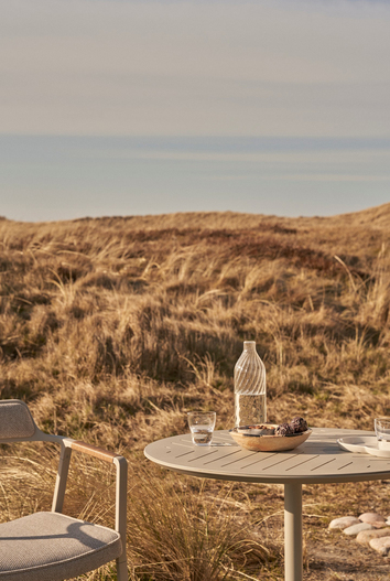 Vipp-717-Open-Air-Cafe-Table-Aluminium-Lifestyle-1