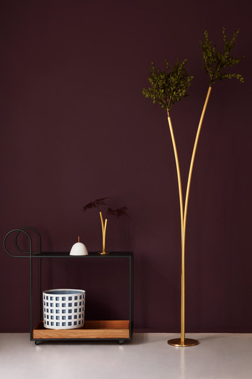 Julius Serveringsvagn Grå med dekorativa detaljer och en guldig golvas intill