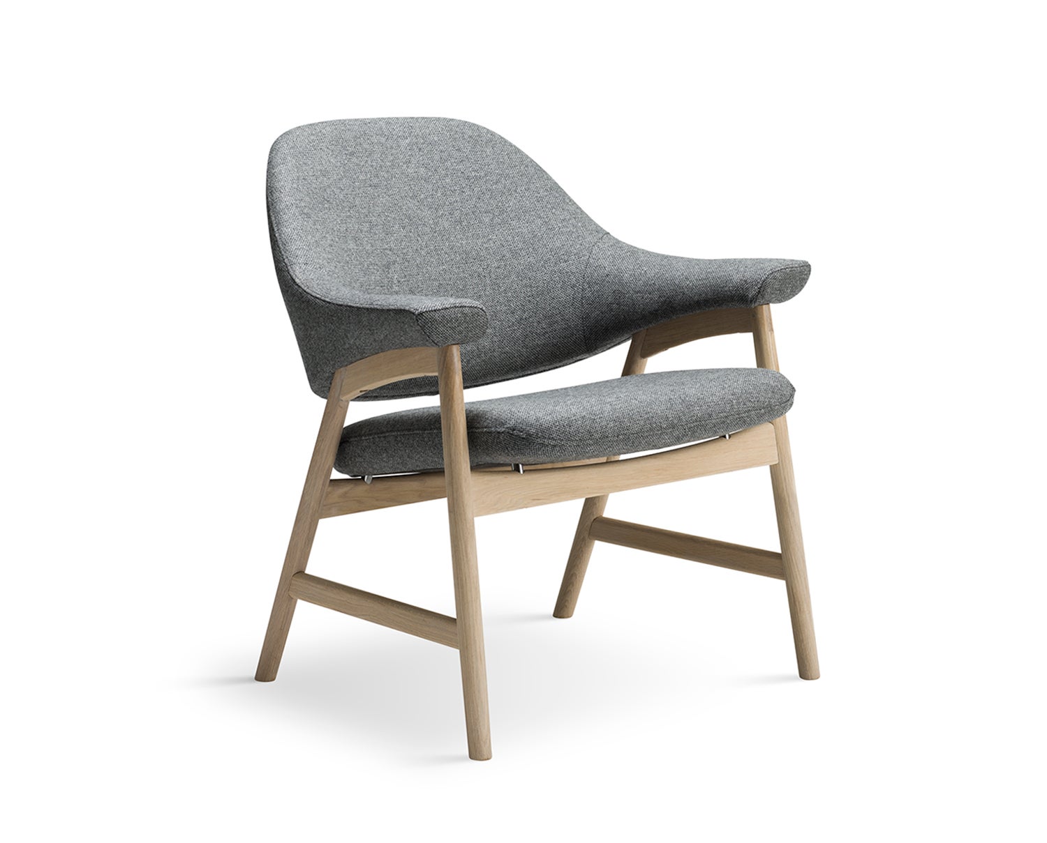 Bris Fåtölj från Brunstad. Denna modell är i vitoljad ek och tyg Firenze Antrazite grå. 
