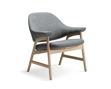 Bris Fåtölj från Brunstad. Denna modell är i vitoljad ek och tyg Firenze Antrazite grå.