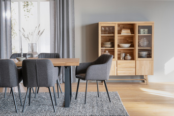 Brooklyn matbord U-ben, Ek. Bolton stol. Brooklyn vitrinskåp i FSC märkt trä