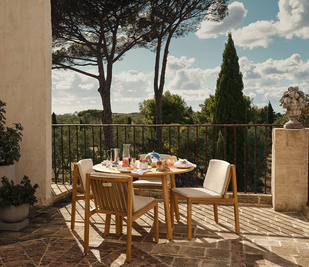 Bolia-Patio-Outdoor-Dining-Table-D120-Chair-Lifestyle