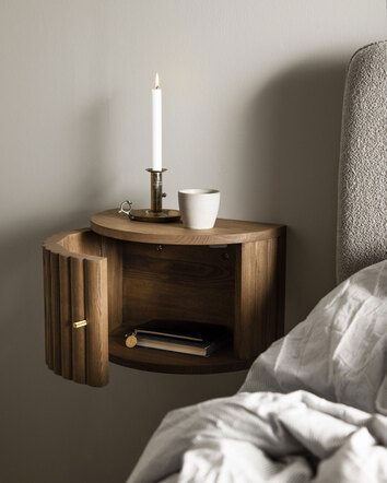Sängbordet Velvet, med  dörr. Handtaget är av mässing. Sängbordet är i antik, brunoljad ask (C12).
