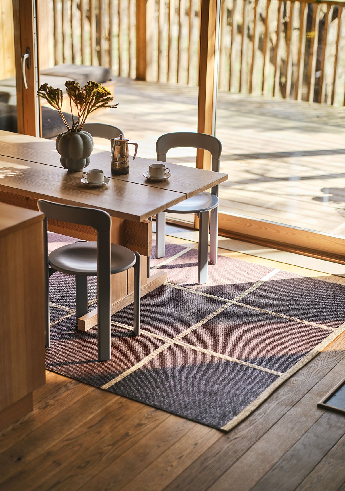 Criss-rug-burgundy-pappelina-lifestyle