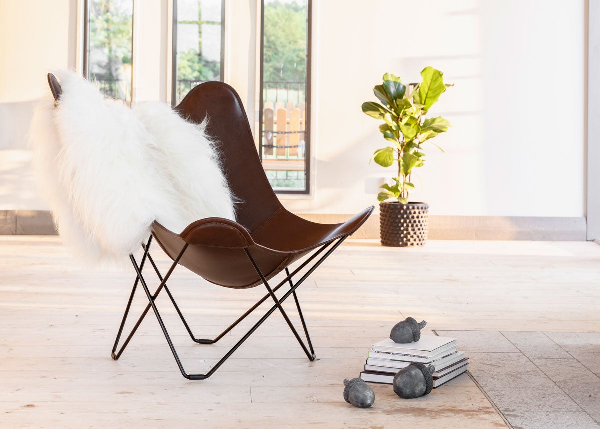 silla_mariposa_pampa_chocolate_indoor_black_sheepskin_white-(1)